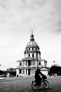 Une Femme Sur un Velo en Face Des Invalides