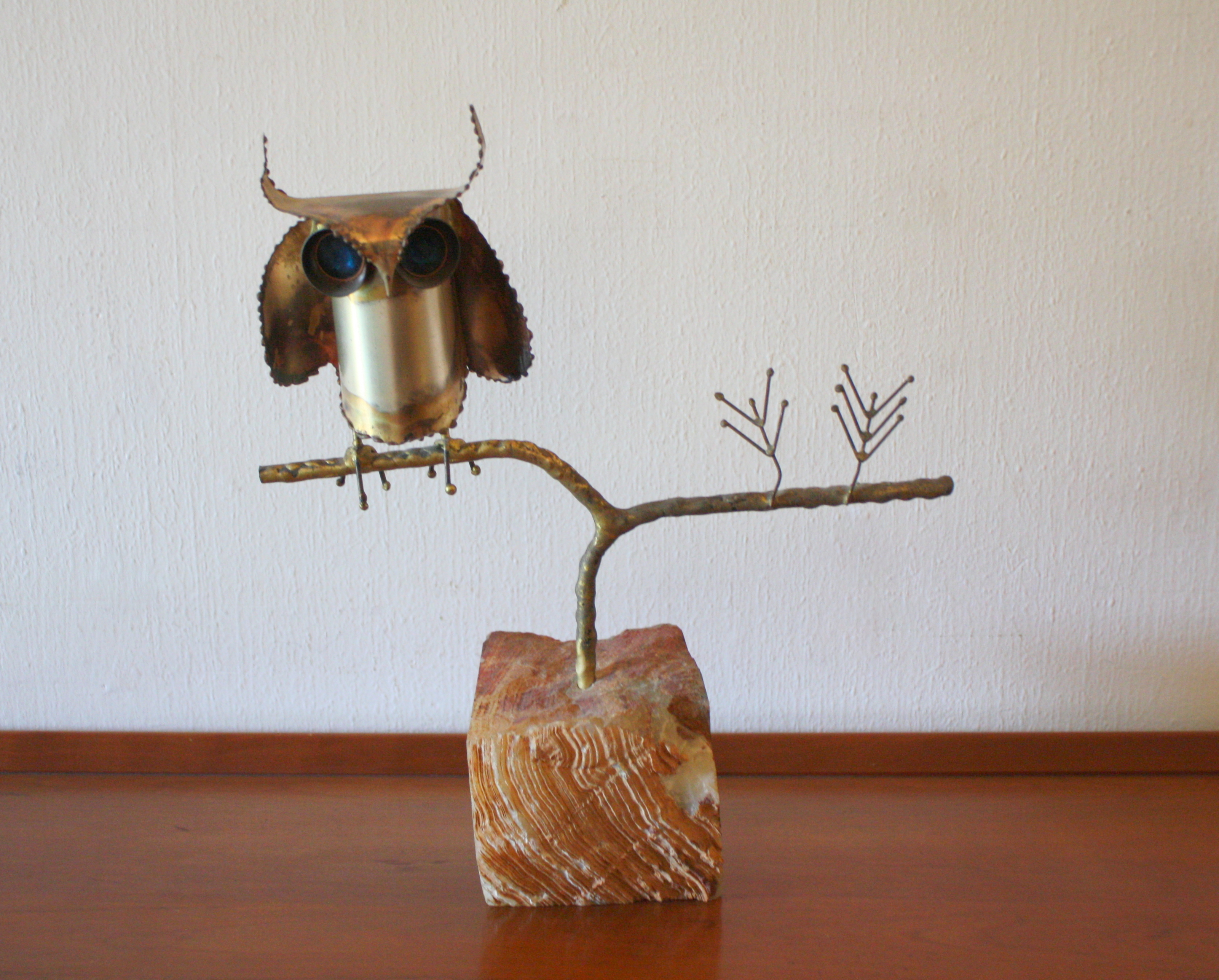 Brutalist owl sculpture in stone 1