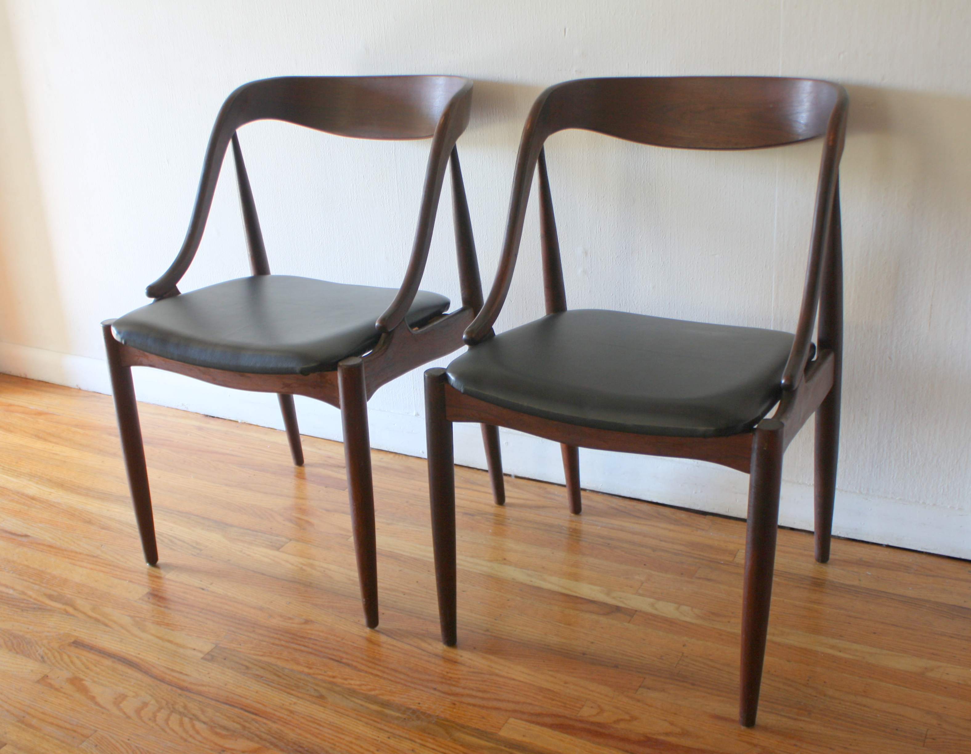 mcm pair of chairs with curved back and sides 1