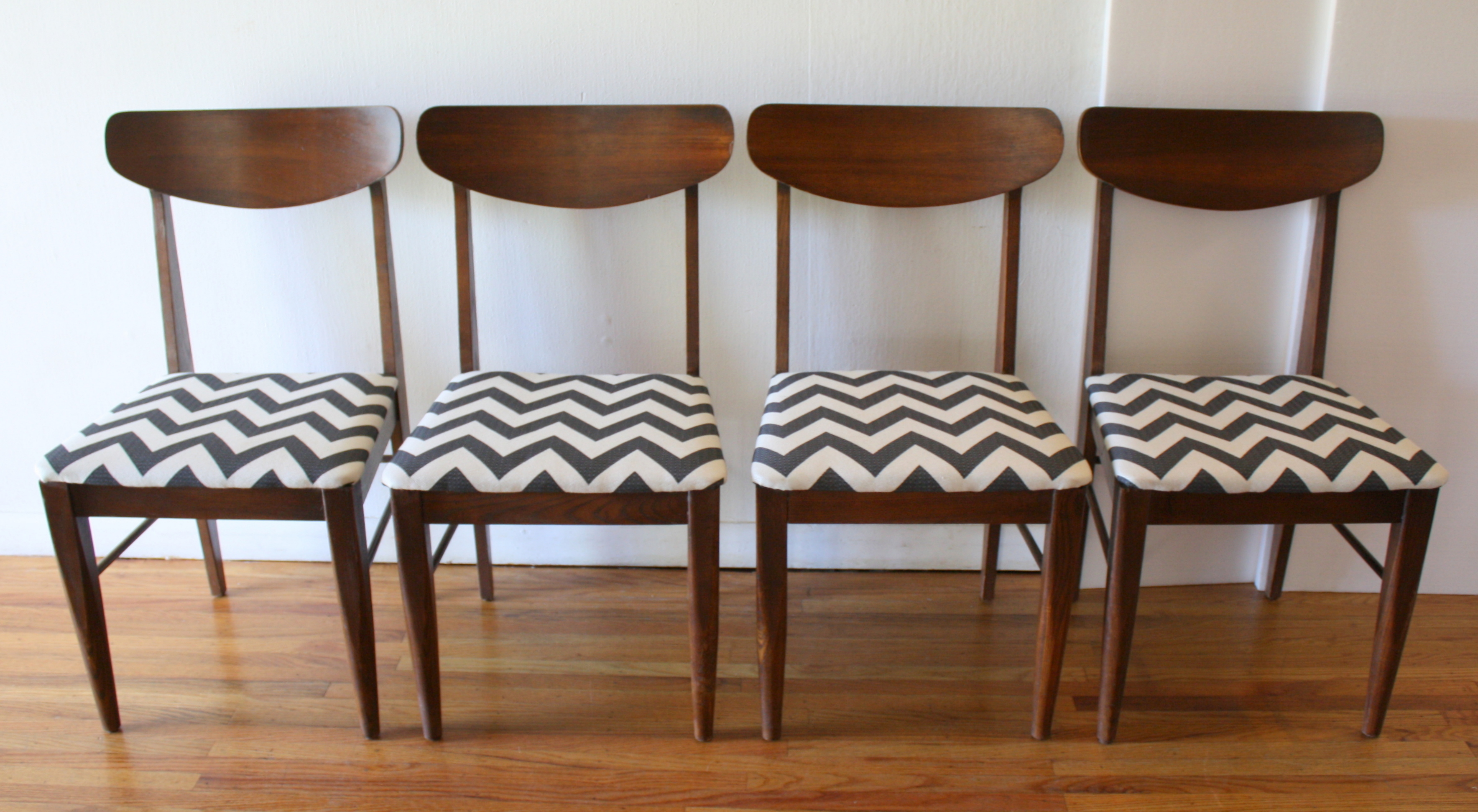 mcm dining chair set of 4 black and white chevron 1
