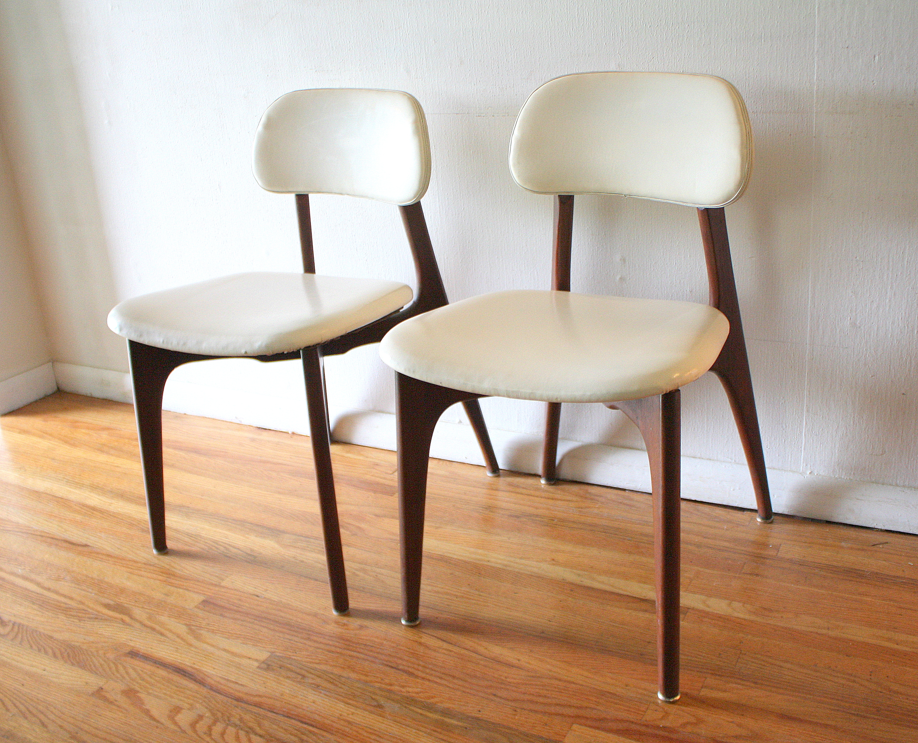 mcm pair of white naugahyde chairs with sculpted backs 1