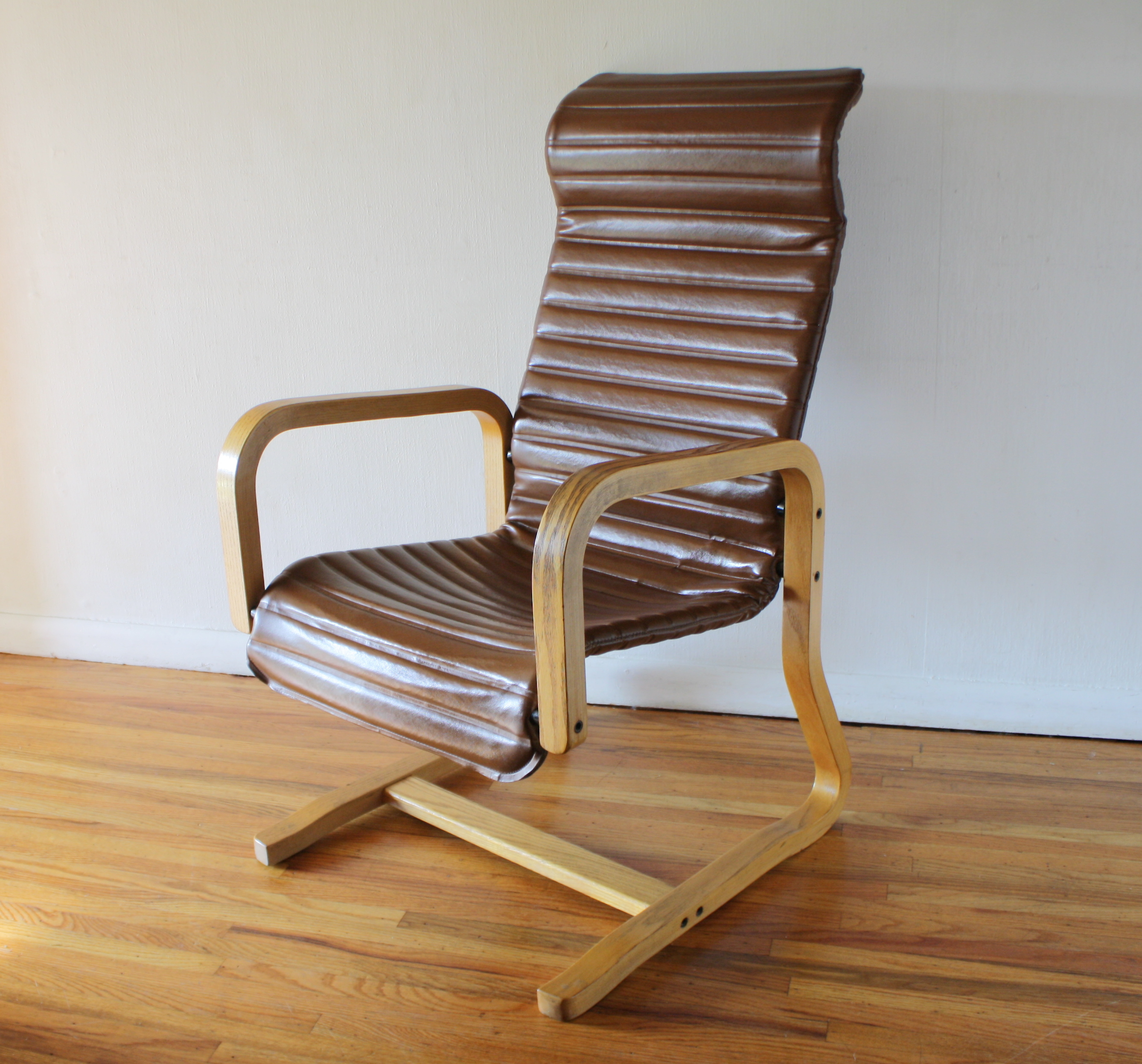 Thonet arm lounge chair 2.JPG