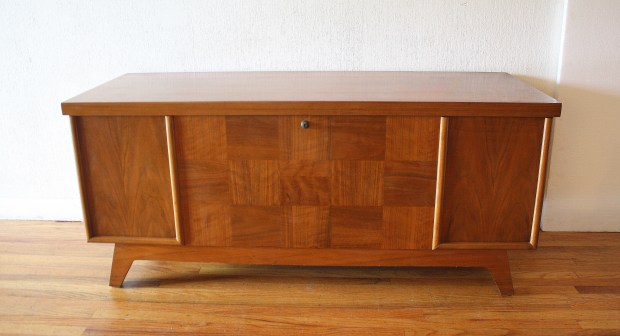 Lane cedar chest tunk splayed legs 1