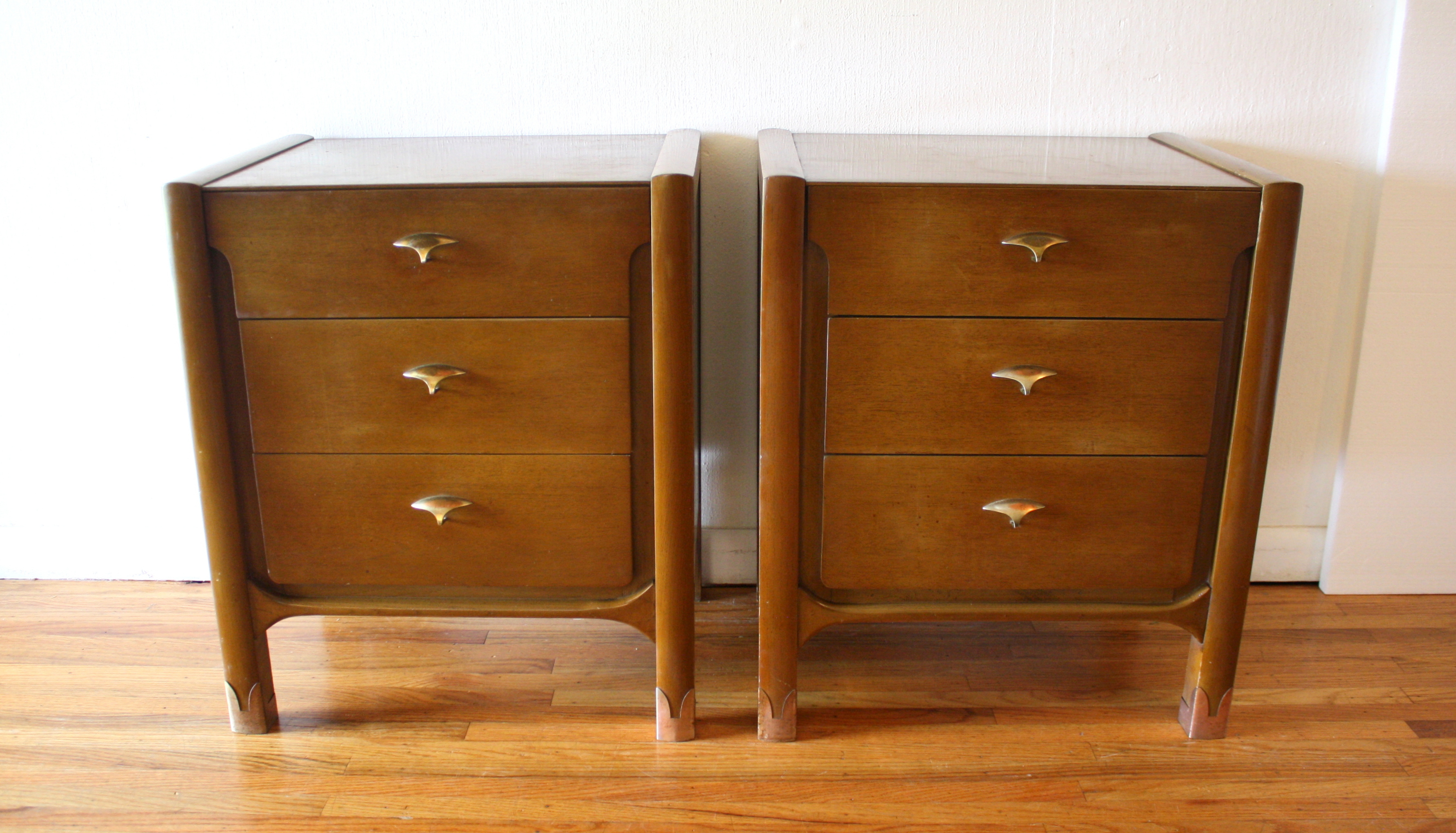 unagusta-pair-of-nightstands-1