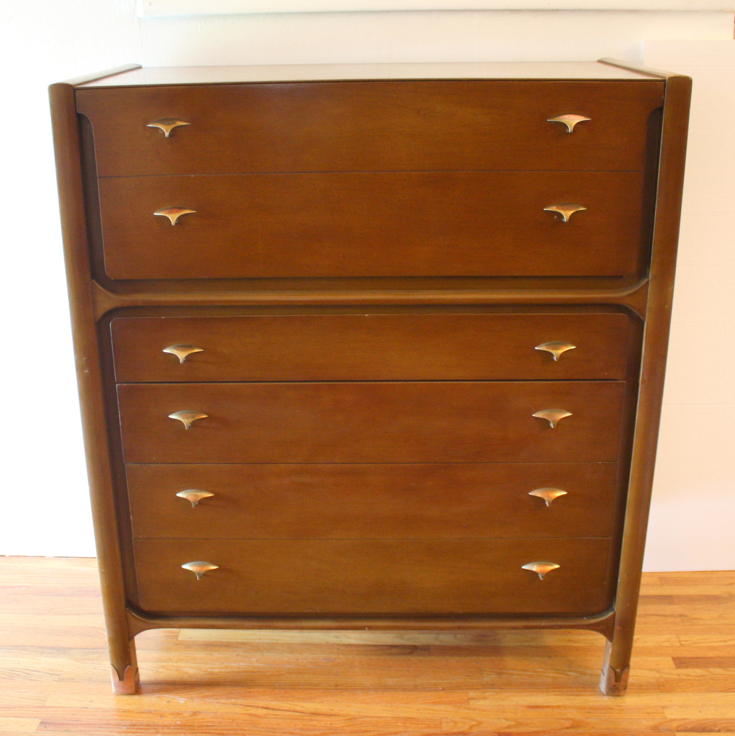 unagusta-tall-dresser-1