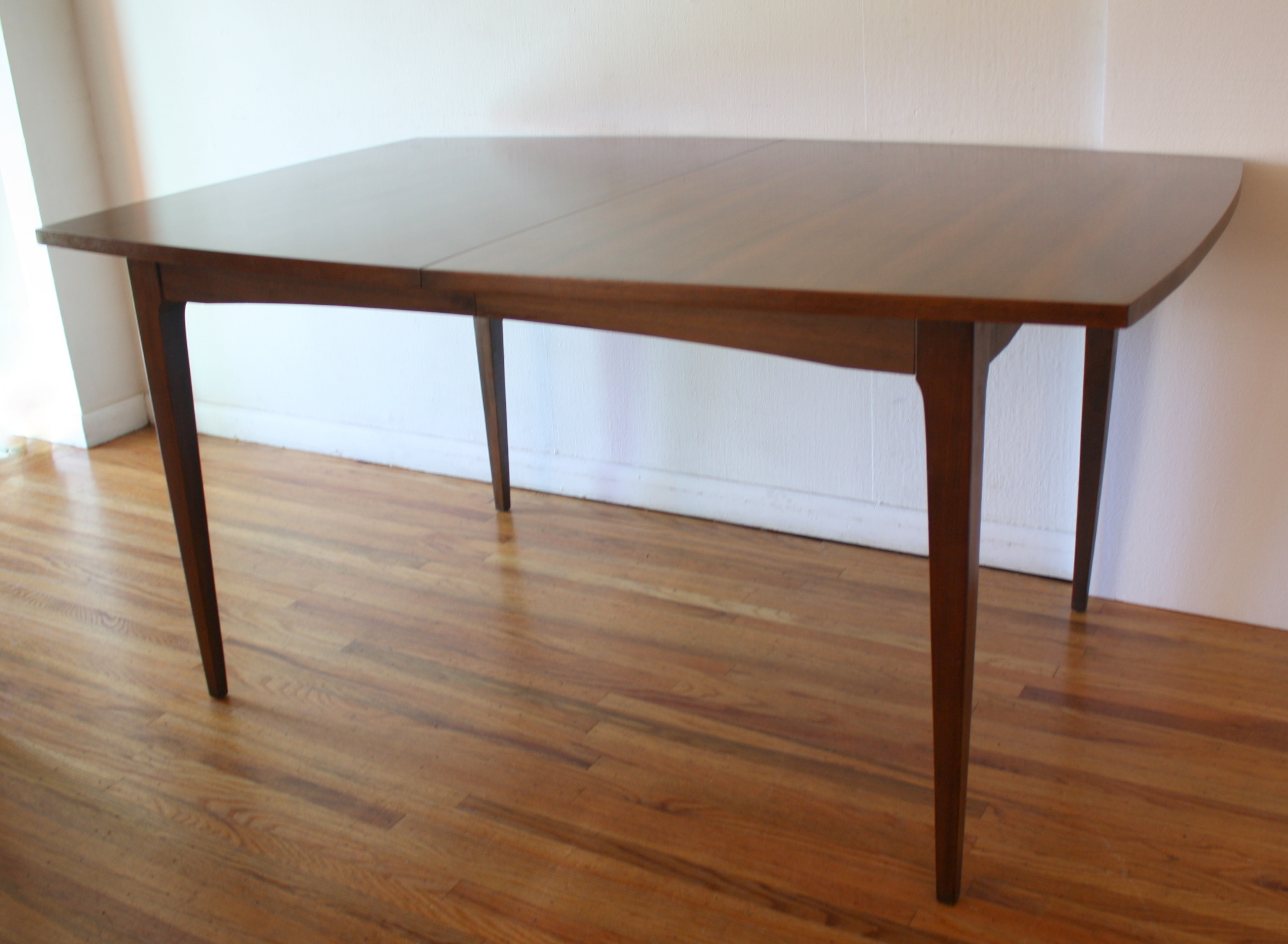 mcm-surfboard-dining-table-tapered-legs-2