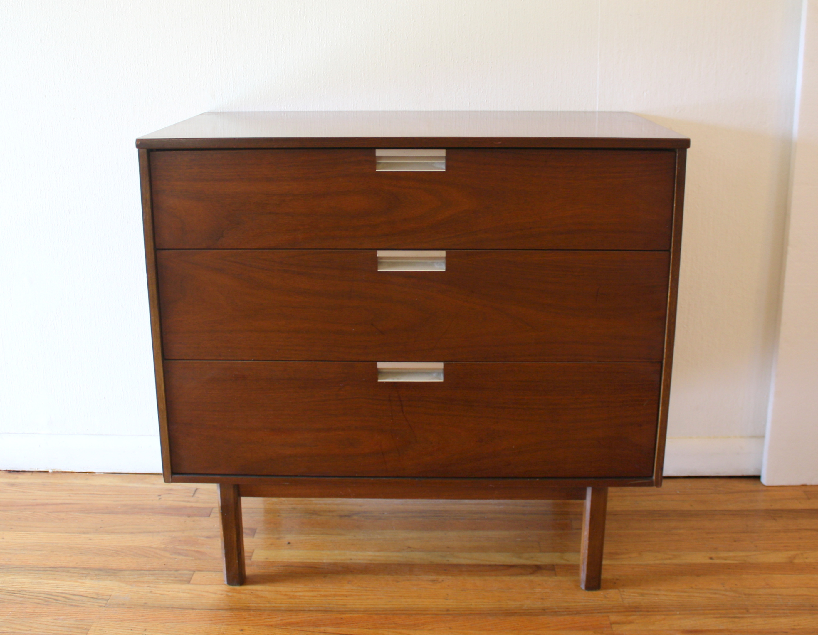 bassett-bachelor-chest-with-angled-pulls-1