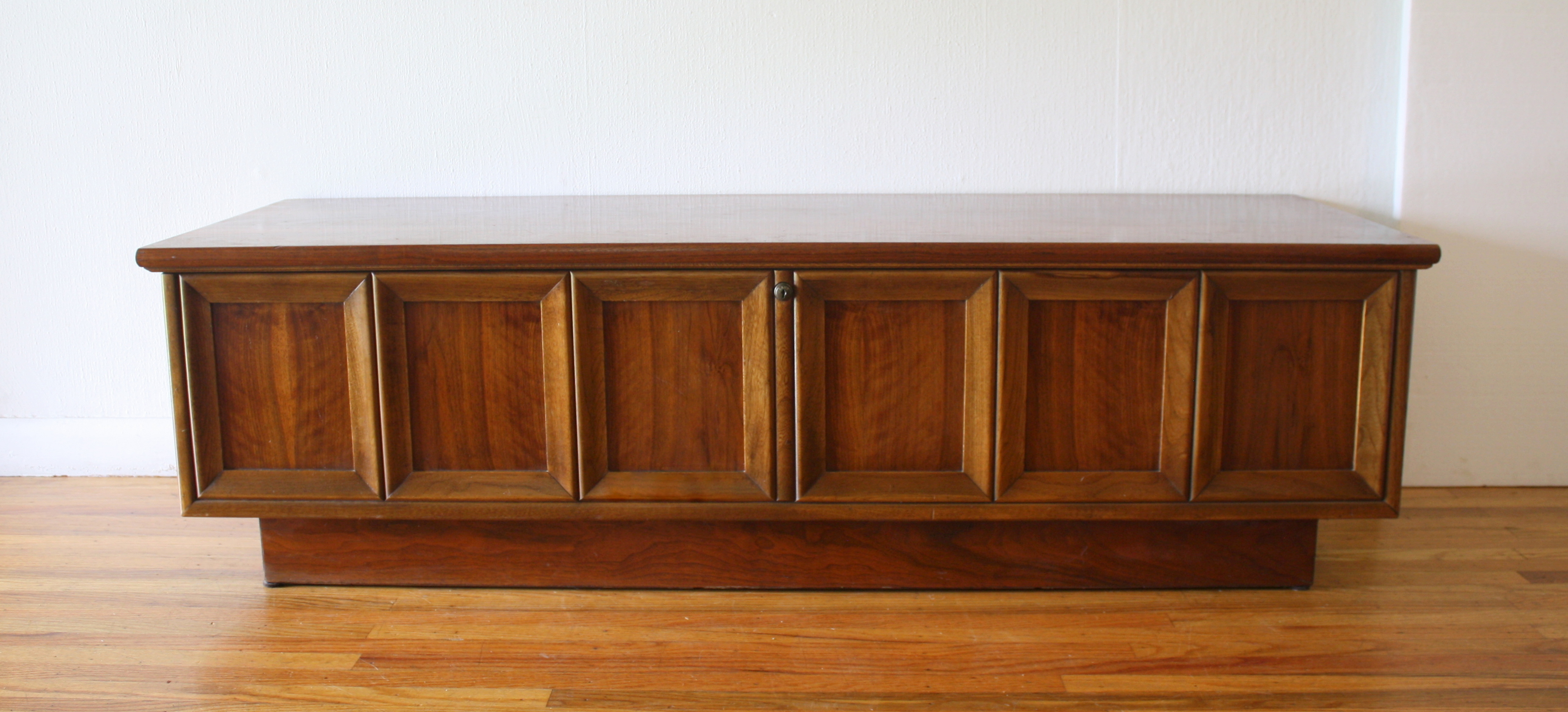 Lane cedar chest 1.JPG