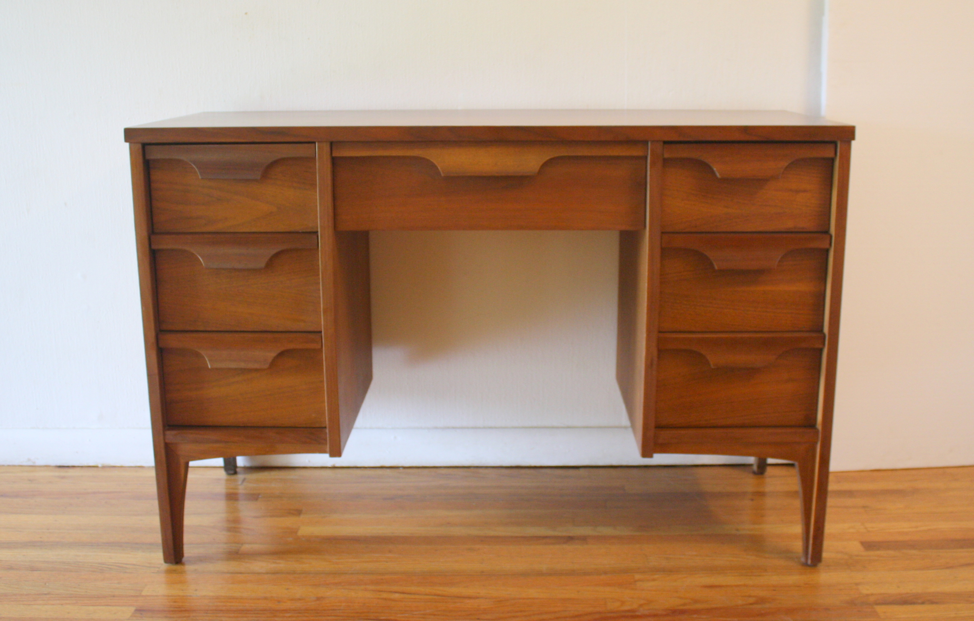 Johnson Carper Fashion Trend desk 1