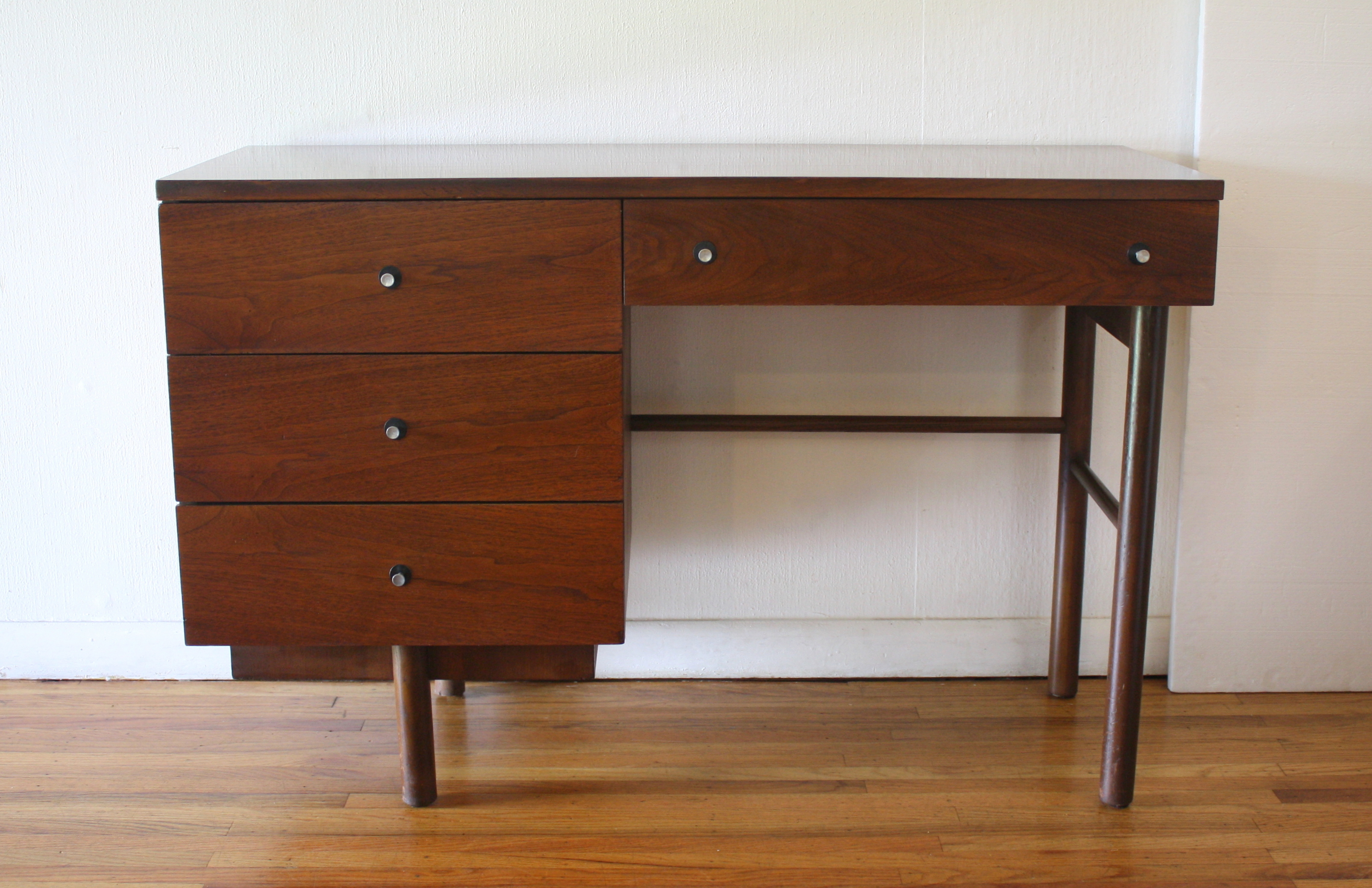 Stanley silver knob desk 1.JPG