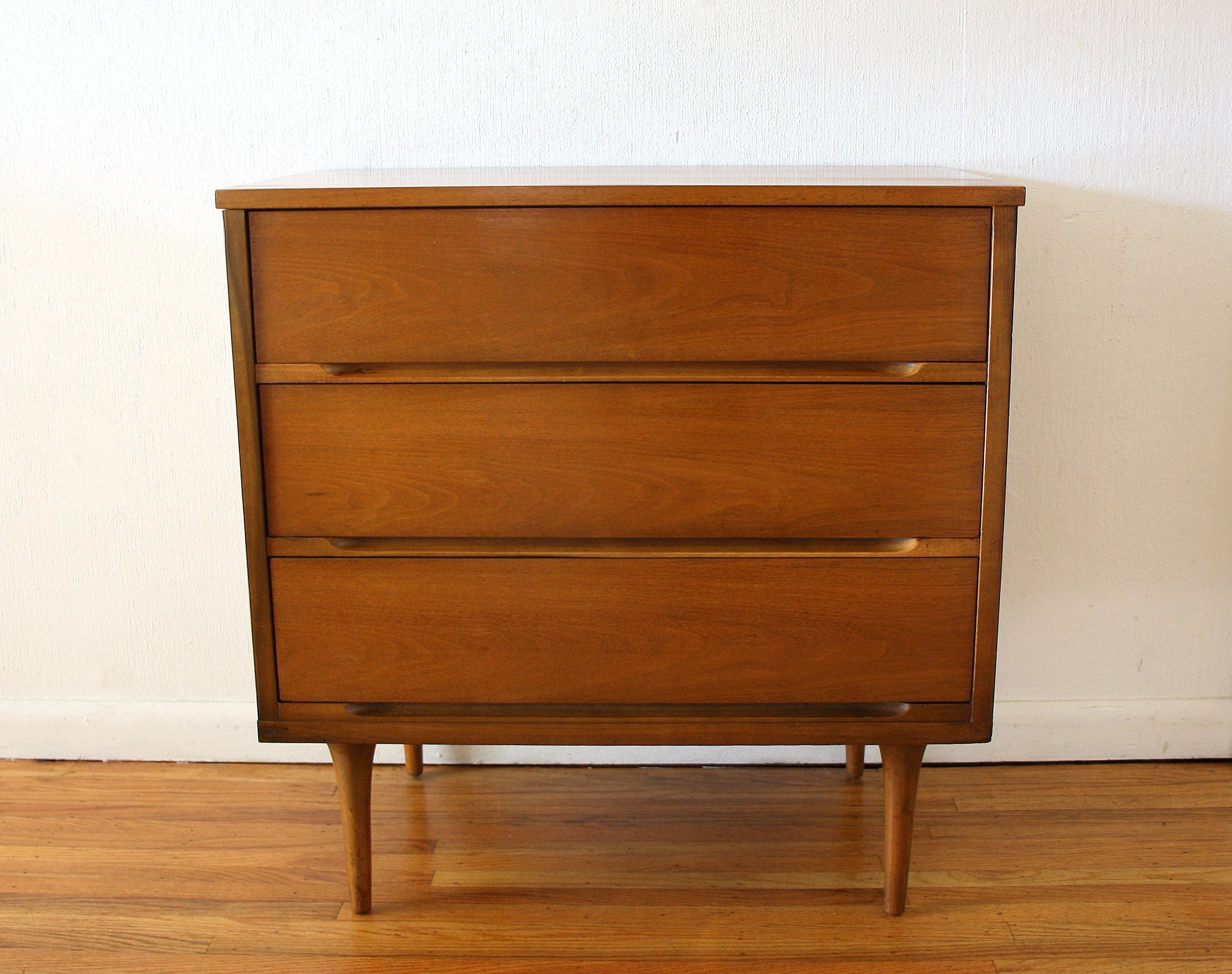 Mcm bachelor chest with streamlined design 1.JPG