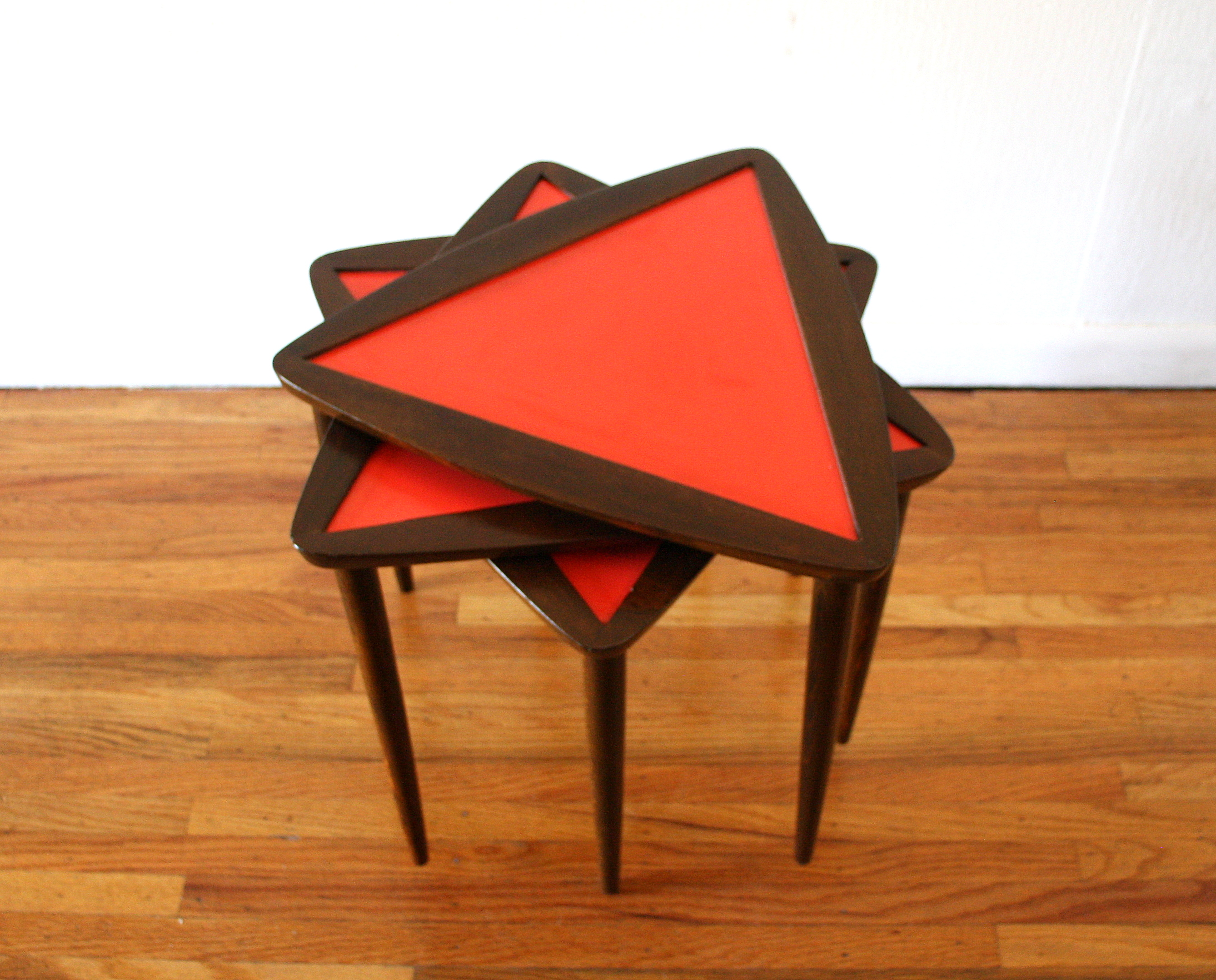 red triangle nesting tables 3